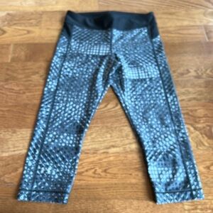 Under Armour cropped grey patterned leggings should be a medium see measurements